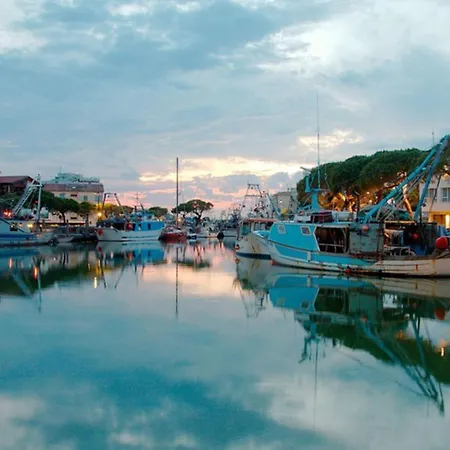 Seafront Near Historic Center شقة